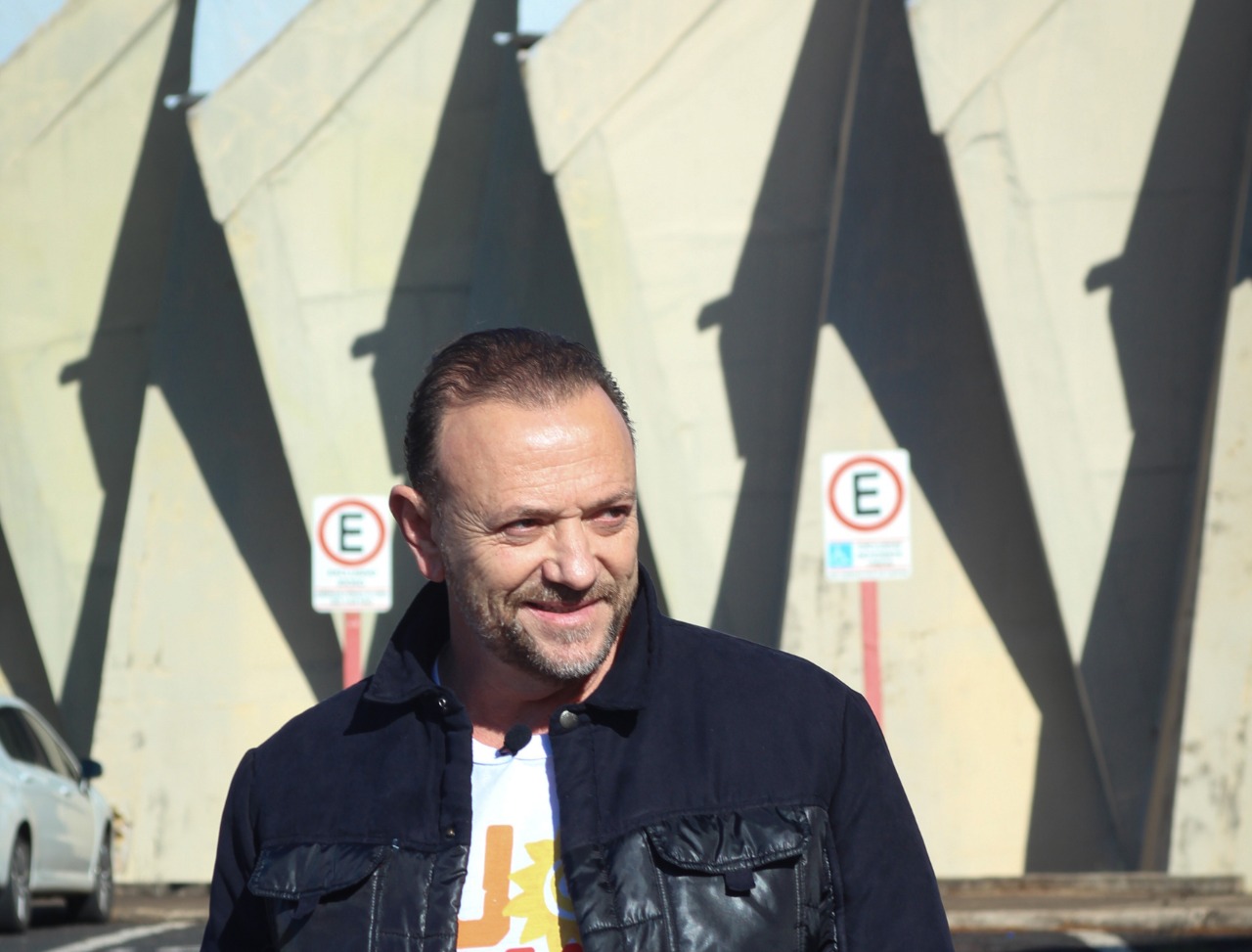 Edinho Silva em frente ao Gigantão